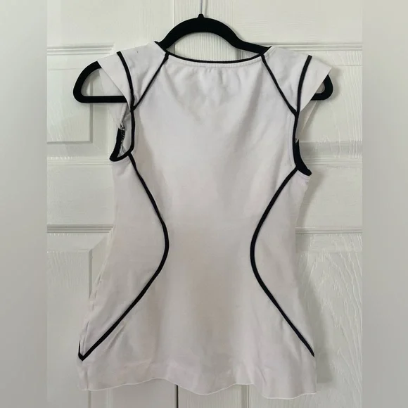 🌹 3 for $25 Express Women’s White Top With Cap Sleeves And Black Detail Size XS - Picture 3 of 3